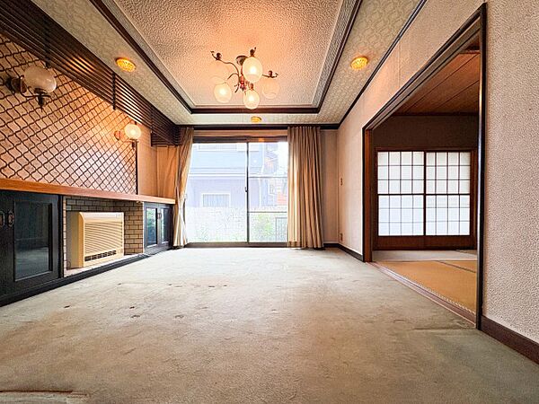 大きな窓を設けた採光重視のリビング。陽光が降り注ぐ明るい空間は、家族が一日中快適に過ごせる居心地の良い場所です。光に満ちた豊かな暮らしをお届けします。