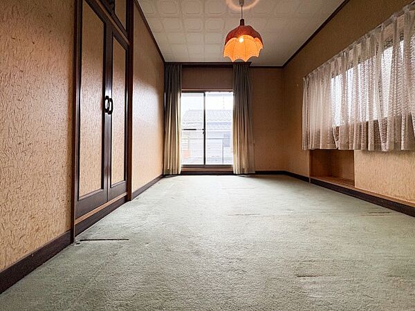 ゆとりある広さの居室は、家具の配置がしやすく使い勝手の良い空間です。採光も良好で、生活スタイルに合わせて自由にレイアウトできます。