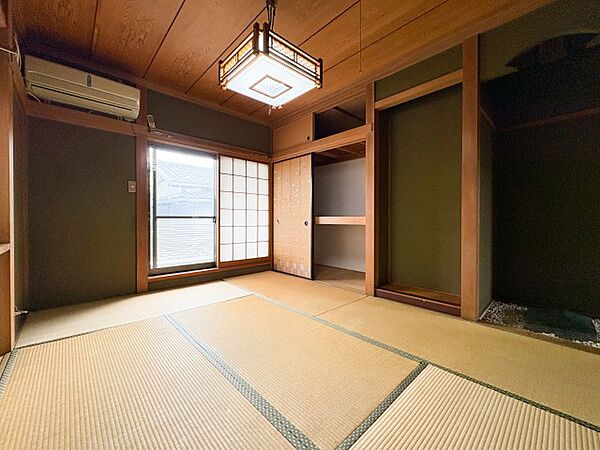採光に恵まれた明るい居室は、清潔感と快適さが保たれた空間です。ゆとりある広さで趣味や仕事など多目的に活用でき、心地よい暮らしをサポートします。