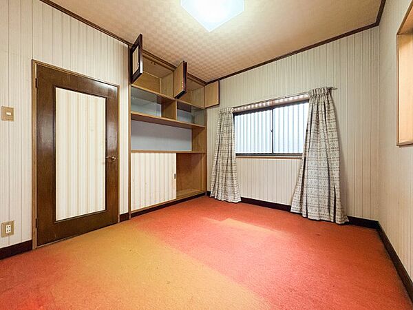 明るく広々とした子供部屋。採光が良好で勉強に集中しやすい環境が整っています。成長に合わせてレイアウトを変えやすい使い勝手の良い空間でございます。