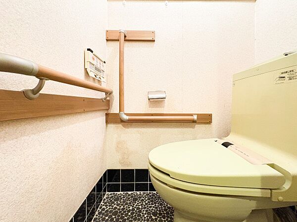 清潔感あるトイレ。シンプルでモダンなデザインが心地よい空間を演出し、ゆとりある広さで毎日快適にご使用いただける衛生的な環境がしっかり整っています。