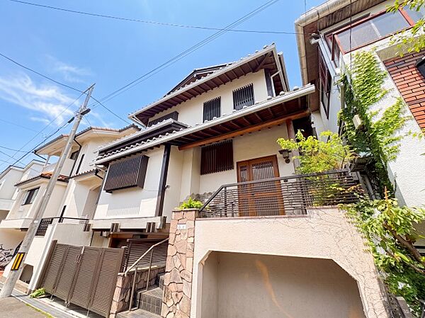 緑豊かな植栽が美しく彩る外観は、四季折々に異なる豊かな表情を見せます。庭のある暮らしが楽しめる戸建てならではの温かみと自然の息吹を感じられる住まいです。