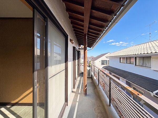 ゆとりある広さのバルコニーは、洗濯物がたっぷり干せるうれしい設備です。屋外の空気を感じながらくつろげるスペースとしても活用でき、生活の幅が広がります。