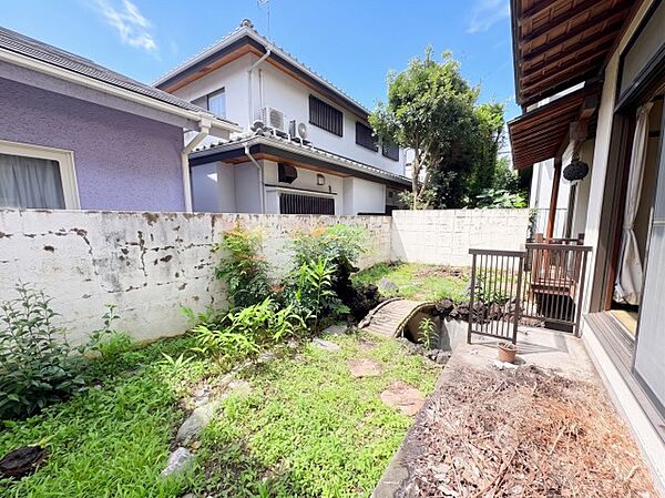 広々とした庭スペースは、お子様が遊ぶ場所や家庭菜園など多目的に活用できます。屋外での時間が豊かになる、戸建てならではの魅力的なスペースです。