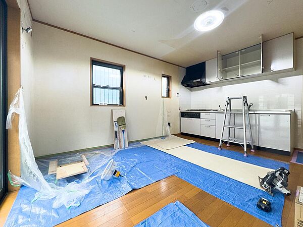 このキッチンで、どんな家族の笑顔が生まれるでしょうか。広々とした調理スペースは、お子様と一緒にお料理を楽しむ時間も叶えます。