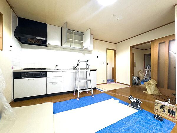 新しいキッチンは、家族の笑顔が集まる場所。広々とした調理スペースと豊富な収納で、家事効率もアップ。明るい空間で、家族団らんの素敵な思い出を育めます。