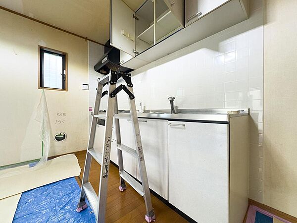 明るい光が差し込むキッチンは、日々の家事を快適にサポート。新しいシステムキッチンで、家族の健康を育む美味しい食卓を囲みませんか。