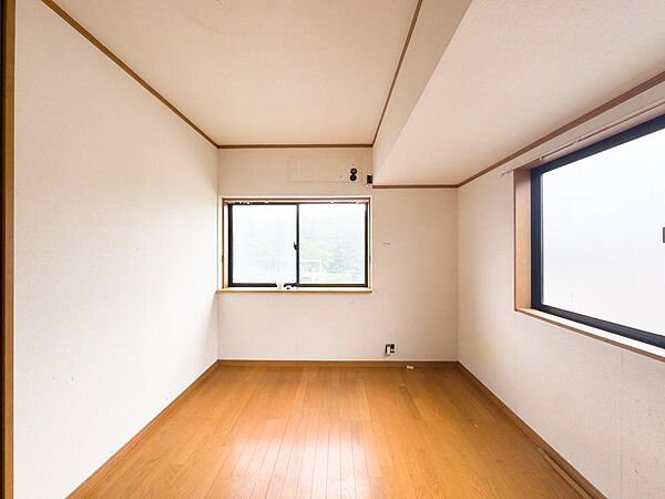 陽光が降り注ぐ明るい居室は、お子様の成長に合わせて様々に活用できるプライベート空間。心地よい木の温もりを感じられます。