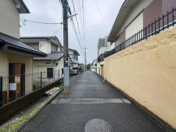 静かで落ち着いた住宅街の風景が広がります。お子様との散歩や、日々の暮らしを穏やかに過ごせる住環境です。
