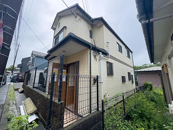 落ち着いた色合いの外観が魅力の二階建て。家族の笑顔が溢れる、新しい毎日をここで始めてみませんか。