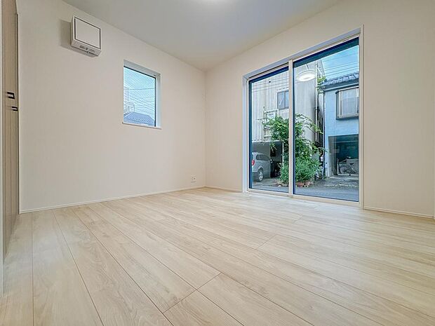 風の通り道。舞い込んでくる風が優しく躍り、室内に爽やかな空気を運んでくる。そこに季節の息吹を感じて、いまがどんな季節なのかを実感する。