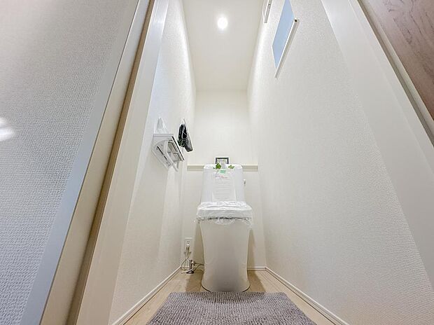 いつまでも清潔な空間であって頂けますように、目に留まるだけではなく、汚れをふき取り易いフロアと壁紙をチョイス致しました。洗浄便座になっておりますので、とても清潔にご使用いただけます。