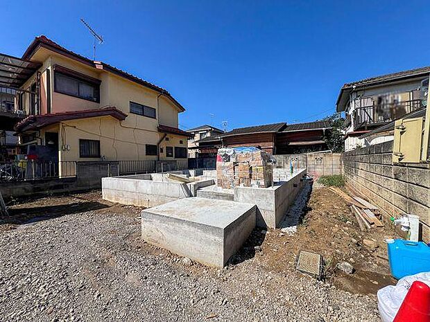 陽当りの良さが伺える建築現場。現地では強固な基礎工事が完了しております。