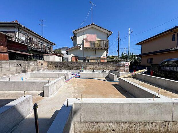 耐震性・耐久性に配慮したベタ基礎施工。完成に向けて着々と工事が進んでいます。