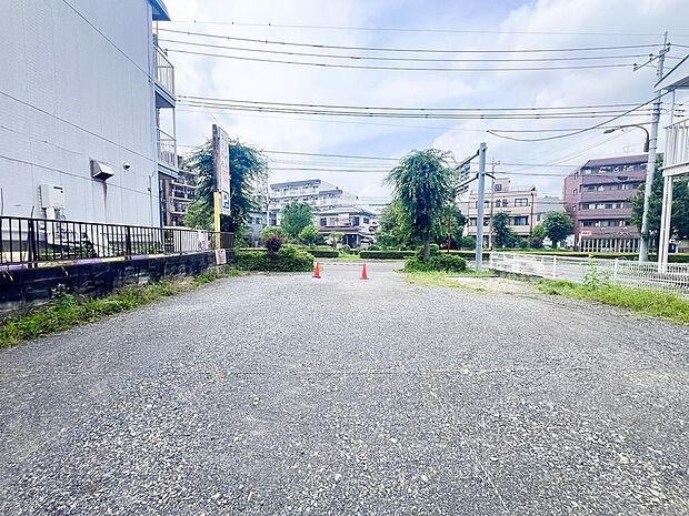 現地(2026年07月)撮影:自然に囲まれた立地で、心安らぐ暮らしが叶う住まいです。窓を開ければ爽やかな風と鳥のさえずりが心地よく、喧騒を離れた穏やかな時間が流れる環境が整っています。