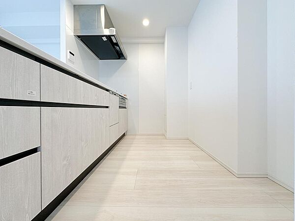 開放感のある対面キッチンは、ご家族との会話を楽しみながら料理ができる人気のレイアウト。収納力も充実し、使い勝手の良い空間です。