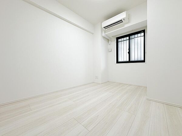 全室採光設計で明るく心地よい洋室。エアコン設置済みのため、お引渡し後すぐに快適な新生活をスタートできます。