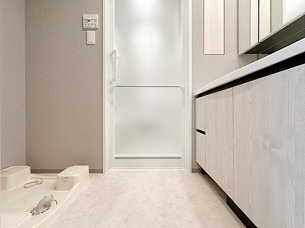 住まう方や訪れる方を迎えるホテルライクなエントランス。美しく整えられた共用空間とスタイリッシュな外観が、毎日の暮らしをより豊かに彩ります。