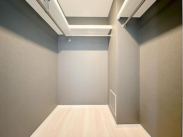 ご夫婦の衣類や季節用品までたっぷり収納できるウォークインクローゼット。居住空間をすっきり保てる嬉しい収納力です。