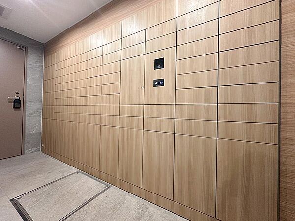 24時間いつでも荷物の受け取りが可能な宅配ボックスを完備。不在時でも安心して荷物を受け取ることができ、忙しい毎日を快適にサポートします。