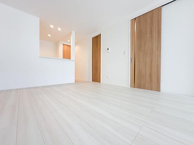 白を基調とした内装に、温かみのある木目の建具が映えるリビング。キッチンとのつながりも良く、お料理中も家族との会話が弾みます。新生活を自分好みに彩れるシンプルな空間です。