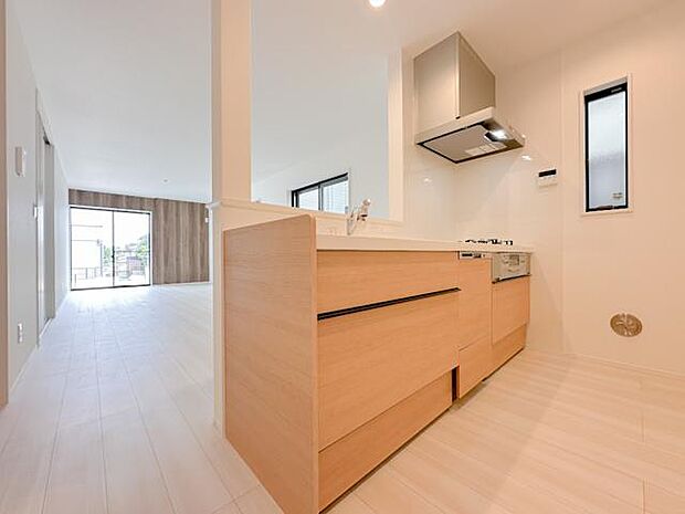 リビング全体を見渡せる開放的な対面式キッチン。明るい木目調のデザインが、住空間に温もりを添えます。お子さまを見守りながら料理ができ、家族とのコミュニケーションも自然に広がります。