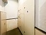 その他：お仕事やお出かけによる不在時でも、24時間いつでもスムーズに荷物を受け取れる便利な宅配ボックスを完備。再配達の手間を省くことができ、インターネットショッピングを頻繁に利用する方にも大変心強い設備です。