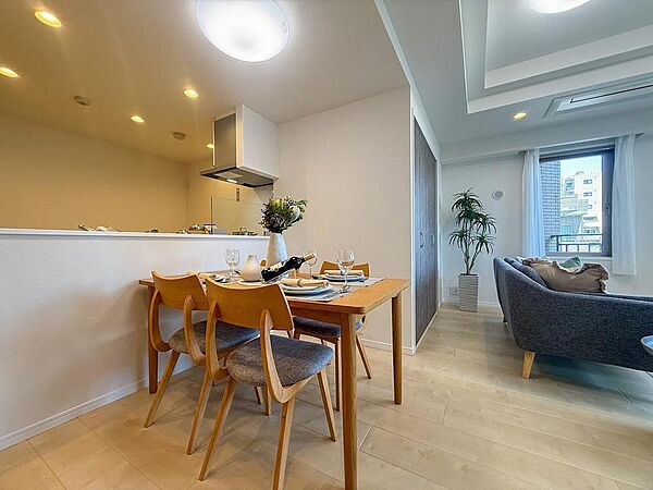家族の笑顔が集まるダイニングとリビング。明るい光が差し込む開放的な空間で、日々の食事や団らんの時間が豊かな思い出になります。