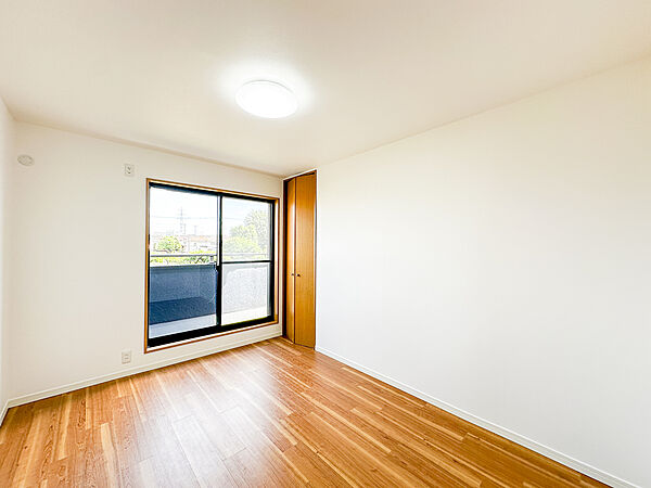 こちらは真ん中のお部屋でバルコニーにつながっております。