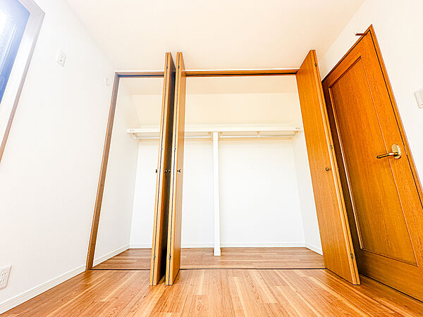 全部屋に収納があります。こちらの収納は特に大きく、壁一面の大容量収納となっております。