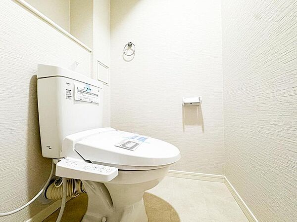 清潔感あふれるトイレは、温水洗浄便座付きで毎日を快適にサポート。