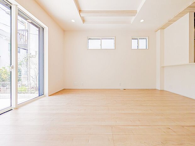 壁面が多く家具の配置がしやすいリビング。高い位置にある横の窓から光が差し込む明るい空間です。