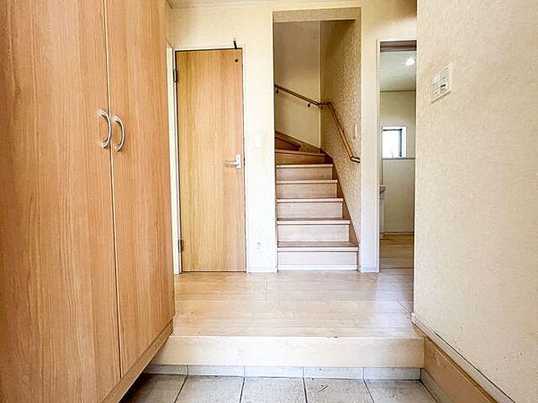 大型収納付きの明るい空間。クロス張替えと室内クリーニングでパッと爽やかに生まれ変わります。