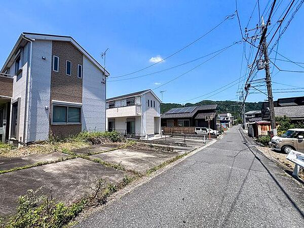 東側公道に面したのどかで開放的な街並み。周辺は高い建物がなく空が広く感じられます。