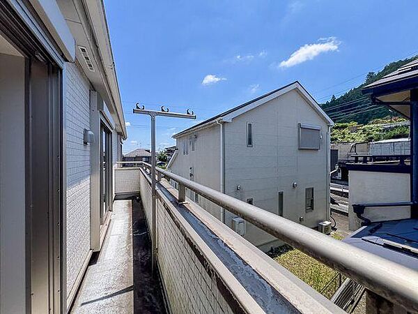 「バルコニー」2階洋室から出入りできる南向き。青梅の豊かな山並みと青空が広がる特等席です。