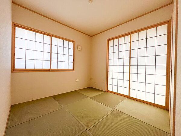 「和室」約4.5帖の落ち着く空間。畳の表替えや障子・襖の貼替えを行い、い草香る綺麗な和室へ仕上げます。