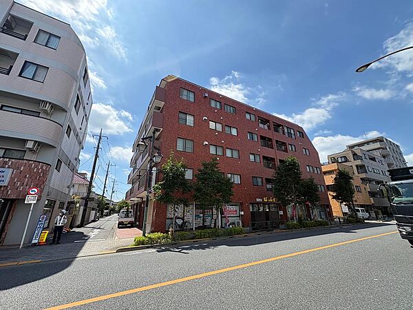 淡いトーンの外装材を使用した穏やかで品のある外観。光の当たり方によって表情が変わる外壁が、四季折々の風景に映える美しい住まいの顔を見事につくり出します。