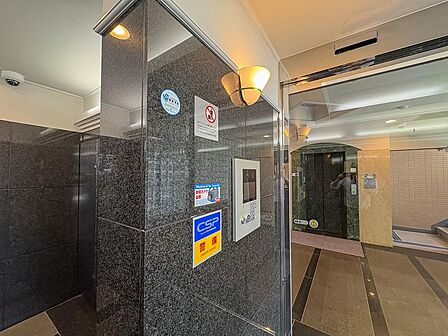当マンションエントランスには、防犯対策の「オートロック」を採用。マンション住人以外の侵入を防ぐために設置しました。お子様がいらっしゃるご家庭にも安心の設備です。