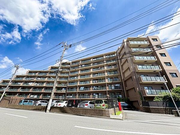 美しい青空と豊かな緑に囲まれた、穏やかで過ごしやすい住環境。敷地内はすっきりとした平置き駐車場で、日々の車の出し入れもスムーズです。心地よい風が吹き抜ける、ゆとりある暮らしを叶える住まい。