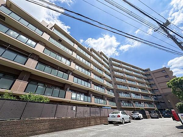 洗練されたタイル貼りの外観デザインが目を引く分譲クオリティ。青空が広がる開放的なロケーションと、植栽の緑が調和した美しい佇まいです。