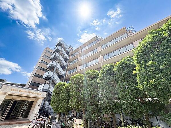 周辺は閑静な住宅街で、落ち着いた暮らしを実現。エントランス前には緑が多く、四季折々の表情を楽しめます。スーパーやコンビニも徒歩圏内で、日々の買い物にも困りません。利便性と心地よさを両立。