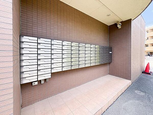 集合ポストエリアには防犯カメラが設置されており、部外者の侵入抑止やトラブル防止に寄与します。細かな共有部までセキュリティの目が届いているため、一人暮らしやファミリー層も安心して暮らせます。