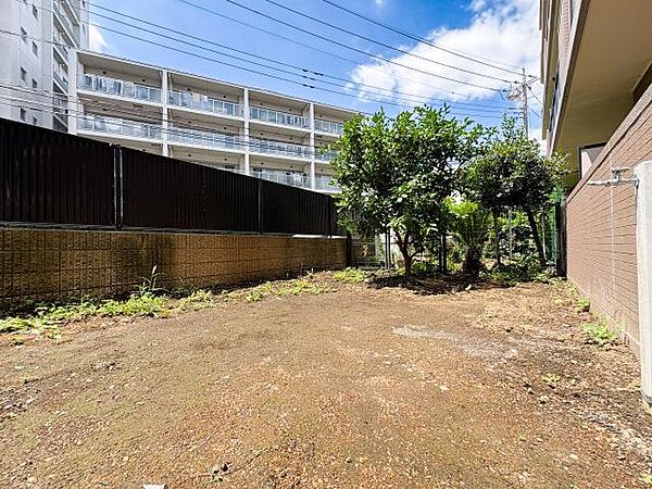 お日様がたっぷり差し込む南向きの専用庭で、あなただけの庭園を作りませんか。お花を育てたり、新鮮なハーブを摘んだり。リビングから眺める緑に、毎日が癒やされます。ガーデニング好きの住まいです。