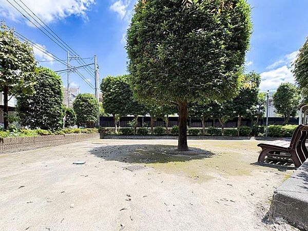 敷地内には豊かな緑に囲まれた広々とした中庭があり、お子様の遊び場に最適です。敷地内のため車通りの心配がなく、ベンチで見守りながら安心して遊ばせられます。子育て環境を重視したい方に。