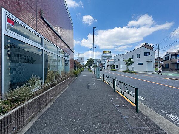 青い空が広がる開放的な街並み。広々とした歩道は、お子様との散歩やベビーカーでの移動もスムーズで、家族の笑顔が弾む毎日を育みます。