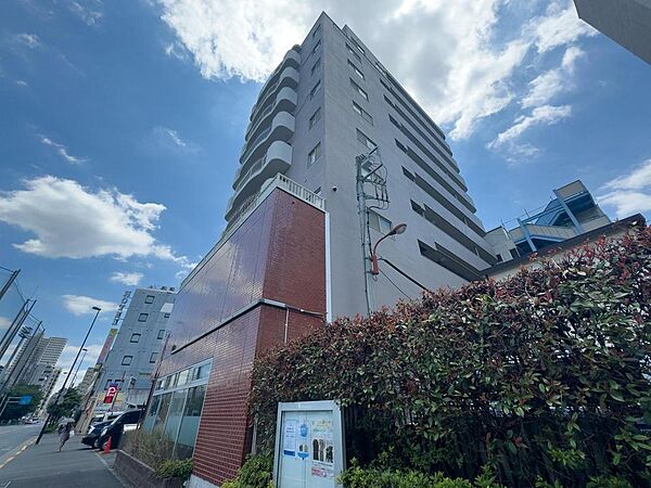 青空に映えるスタイリッシュな外観が魅力のマンションです。周辺には生活施設が充実しており、子育て世代にも暮らしやすい環境が整っています。