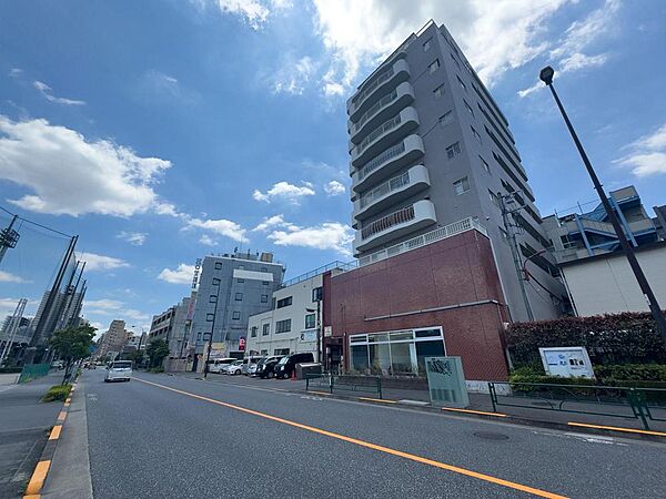 青空が広がる開放的な街並み。幹線道路に面し、アクセス良好な立地は、お子様との外出もスムーズ。家族の暮らしを豊かにする住環境です。