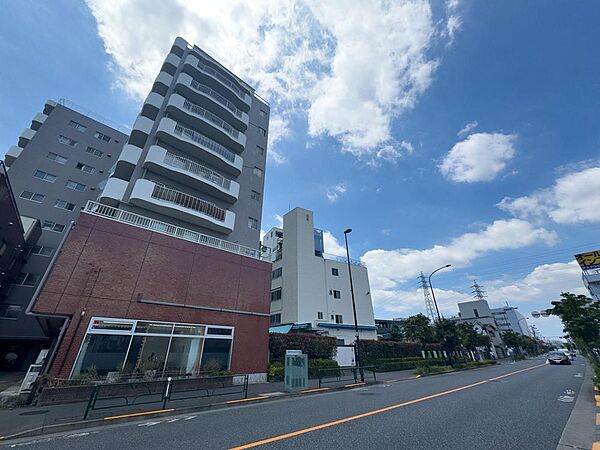 澄み渡る青空が広がる、開放感あふれる物件外観です。明るい陽光が降り注ぐこの場所で、ご家族の笑顔が輝く毎日を。
