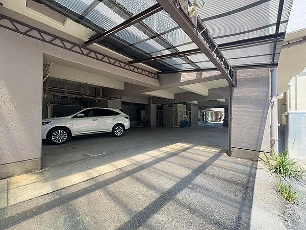 雨の日も濡れずに乗り降りできる屋根付き駐車場。お子様との外出準備もスムーズで、家族の時間を大切にできます。