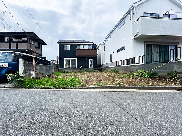 すっきりと整備されたアスファルト舗装の前面道路に面した、開放感あふれるロケーション。道路との段差がない平坦なアプローチのため毎日の歩行はもちろん自転車の出し入れやベビーカーでの移動も大変スムーズです。